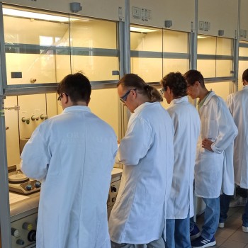 Chemie-LK bei der Arbeit