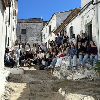 Gruppenbild in Gasse