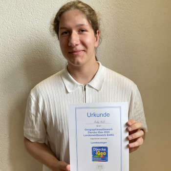 Junge mit Urkunde