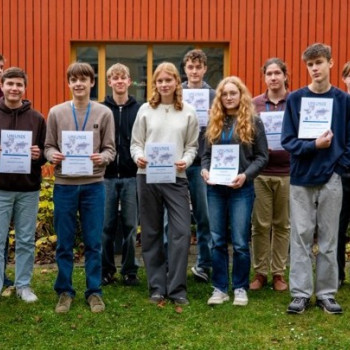 Schülergruppe mit Urkunden