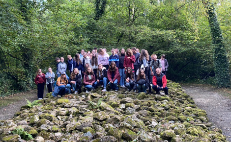 Schülergruppe auf Felsen