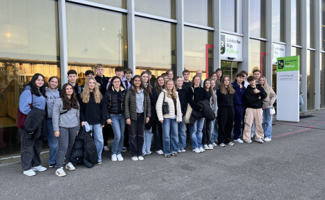 Schüler stehen vor Glasfront