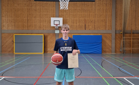 Junge mit Basketball