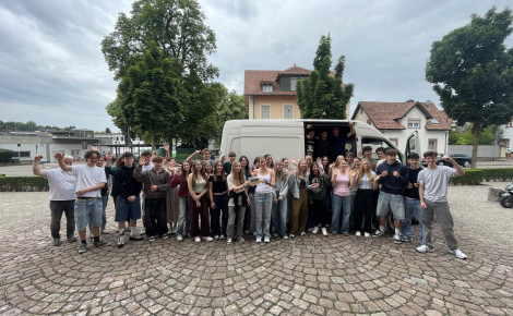 Schüler vor Transporter