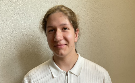 Junge mit Urkunde