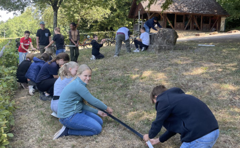 Kinder spielen im Wald