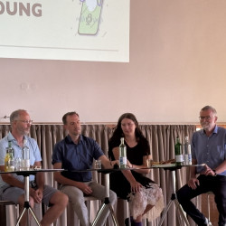 Menschen bei Podiumsdiskussion