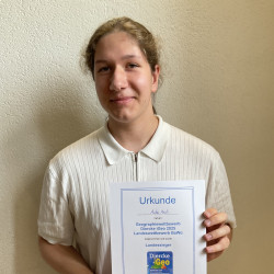 Junge mit Urkunde
