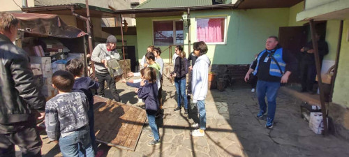 Menschen beladen Laster mit Hilfspaketen