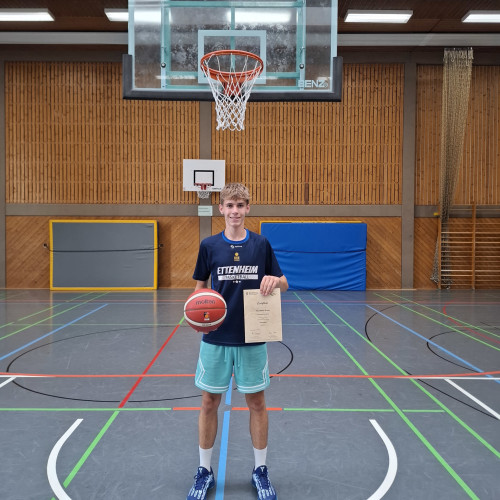 Junge mit Basketball