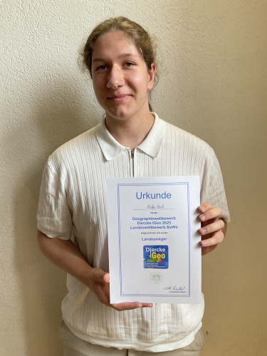 Junge mit Urkunde